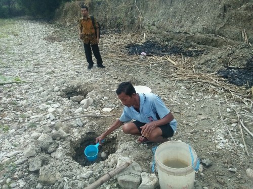 Kekeringan di Tangen, Warga Mulai Lubangi Bebatuan Sungai Mengais Sisa-Sisa Air Untuk Bertahan Kekeringan di Tangen, Warga Mulai Lubangi Bebatuan Sungai Mengais Sisa-Sisa Air Untuk Bertahan