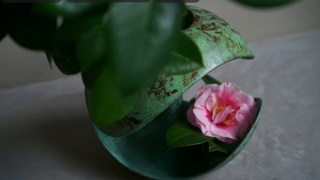 Designerska waza do kwiatów z miedzi Polar Flower Vase japońskiej marki Ifuki z Takaoka.