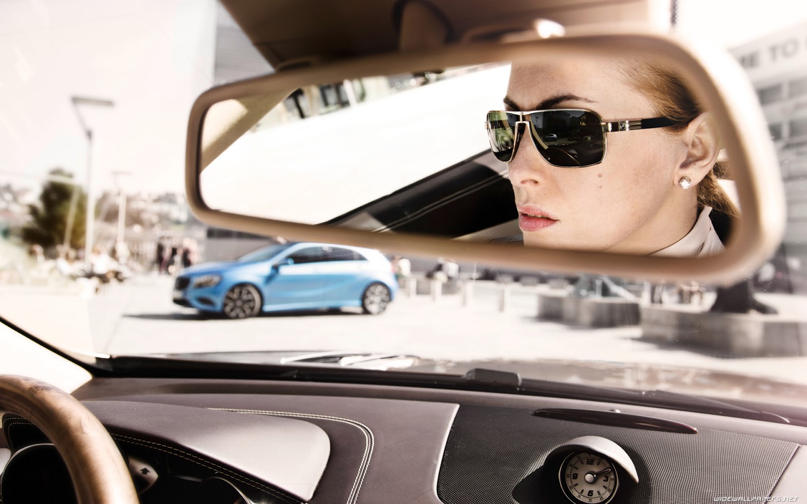 Хамелеон для водителей. Очки для вождения. Солнцезащитные очки для водителей. Девушка в автомобиле в очках. Девушка за рулем в очках солнцезащитных.