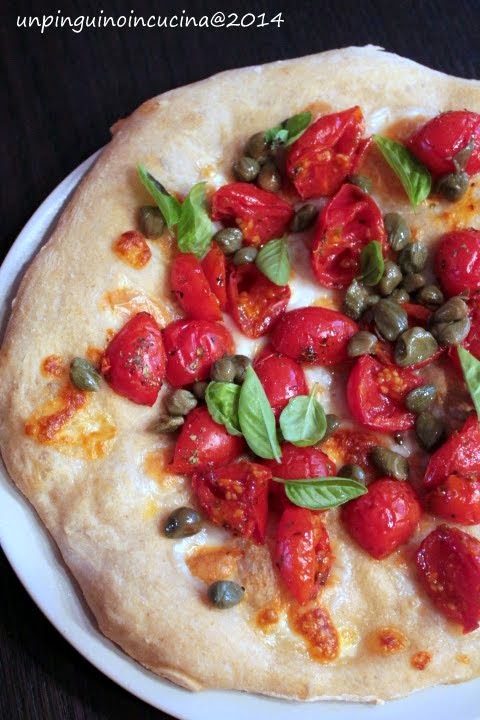 pizza con pomodorini caramellati, bufala e capperi