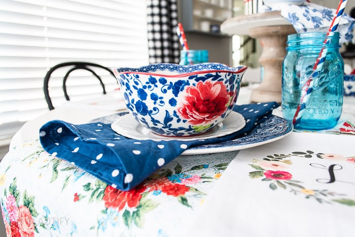 How to Decorate a Patriotic Cottage Table