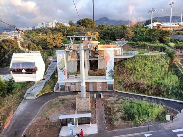La Réunion : Poma a créé une intermodalité entre le nouveau téléphérique et les bus de Saint-Denis