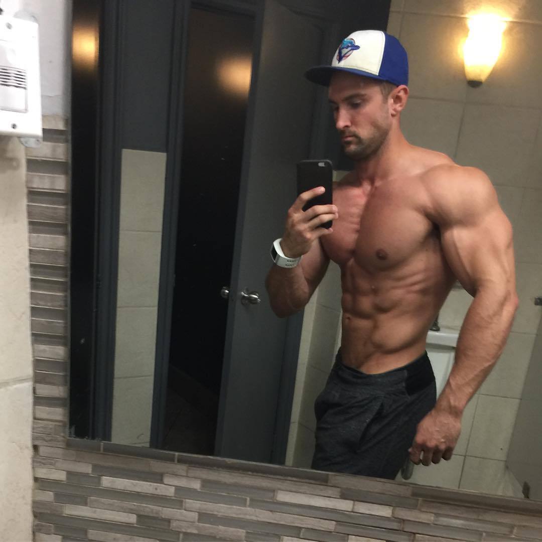 strong-huge-hunks-shirtless-muscular-men-dylan-thomas-sexy-beefy-daddy-body-selfie