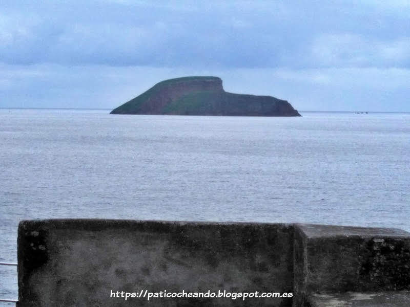 ANGRA do HEROÍSMO-Ilha Terceira (Açores): desde la fortaleza, el Ilhéu das Cabras, dos islotes formados por la lava basáltica que entró en contacto con el agua tras la erupción volcánica del 1550