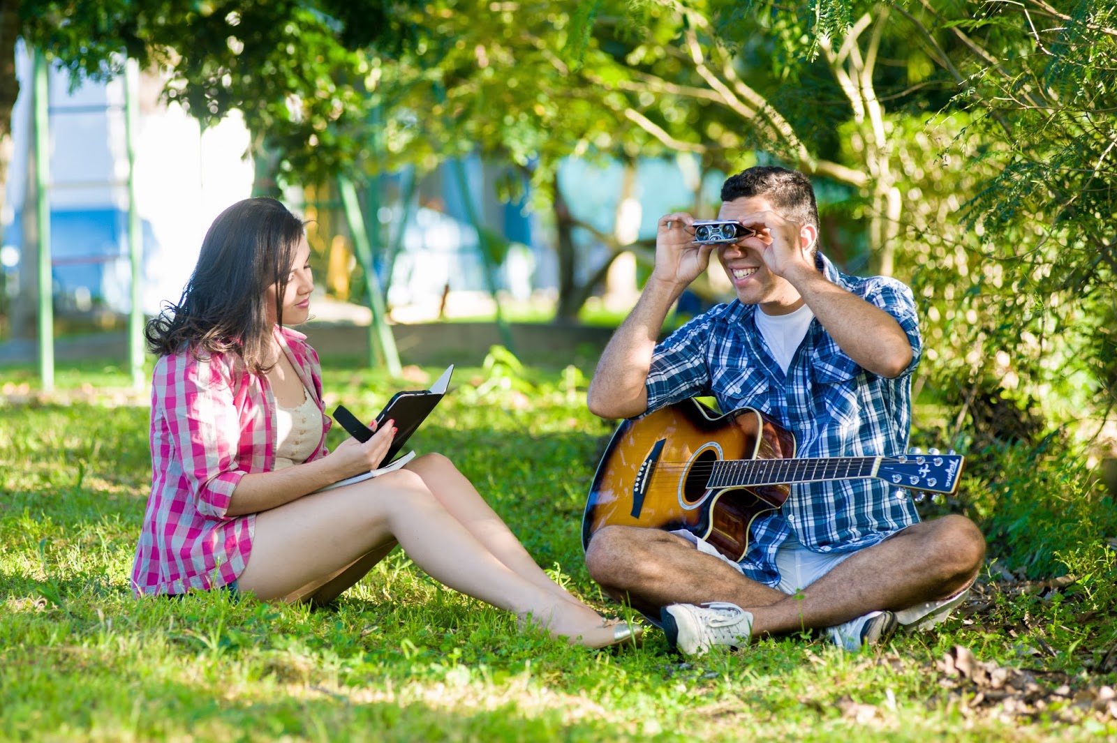 blog-de-casamento-esession-casal-de-fotógrafos-violão-câmera-livro esession-casal-fotografos-violao-camera-livro