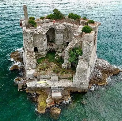 Scola Tower: Napas Sejarah Di Laut Italy