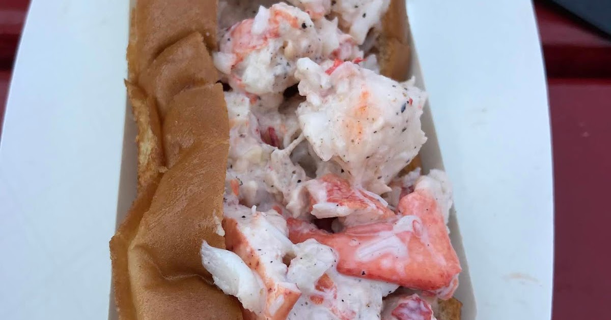 As The Lobster Rolls Kennebunk Food Truck Lobster Roll The Ocean Roll