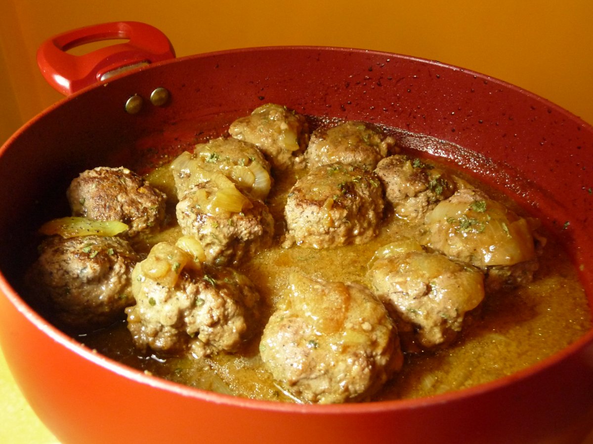 MEATBALLS WITH BROWN ONION GRAVY