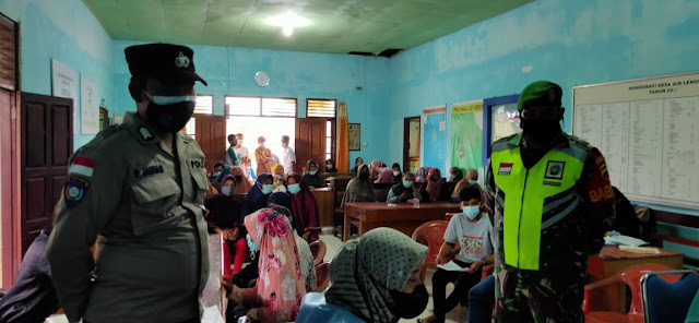 Babinsa Edi Sufriyadi Lakukan Monitoring Kegiatan Vaksinasi di Kecamatan Bunguran Tengah Babinsa Edi Sufriyadi Lakukan Monitoring Kegiatan Vaksinasi di Kecamatan Bunguran Tengah