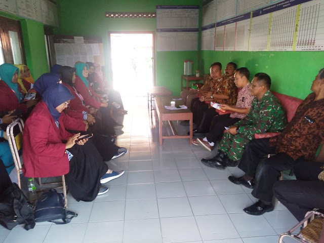 Babinsa Cawas Bersama Kades dan Perangkat Terima KKN Universitas Ivet Semarang