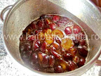 Gem de prune preparare reteta - asteptam pana cand se topeste zaharul in zeama lasata de fructe