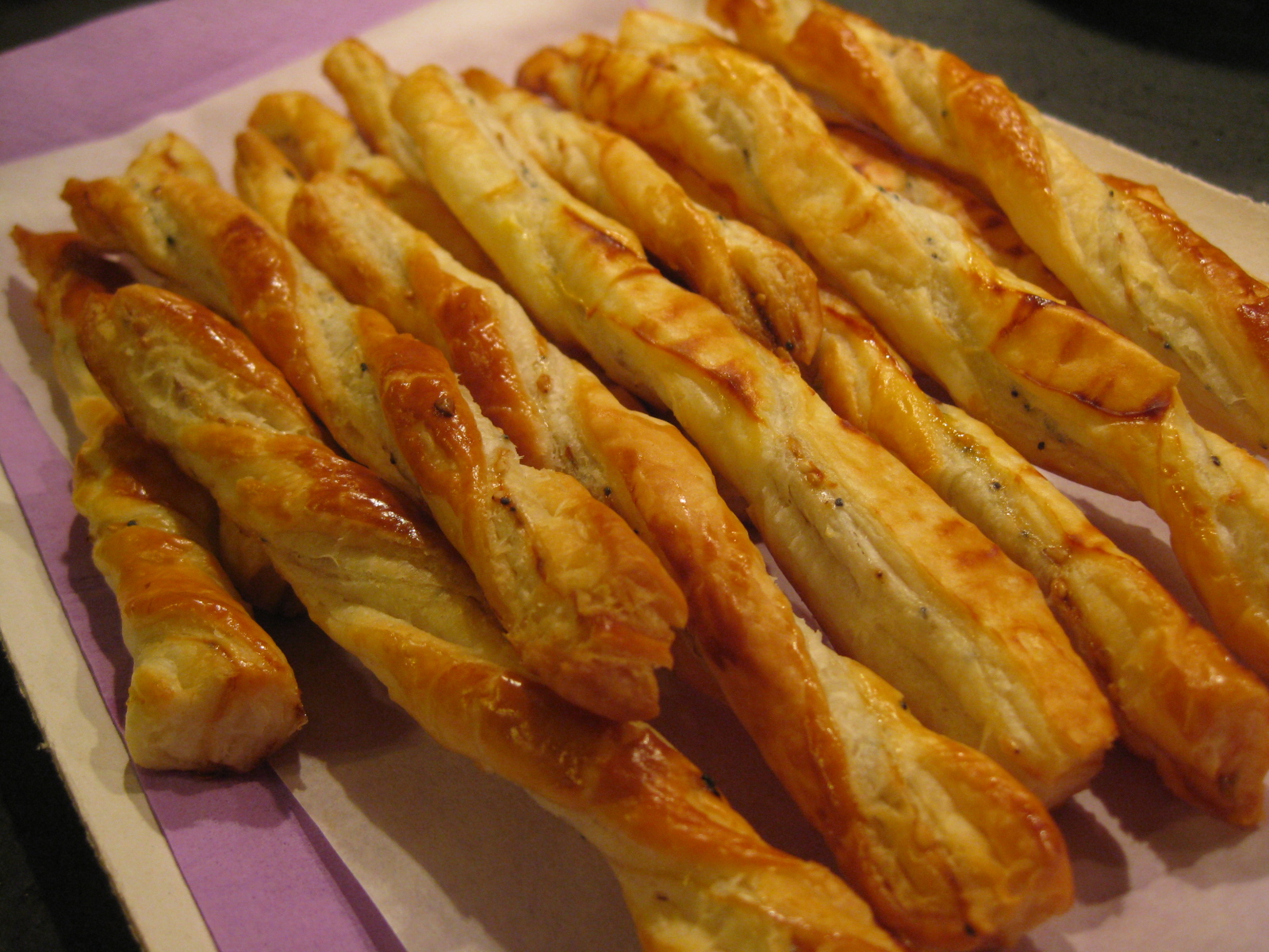 сырные палочки рецепт в духовке из теста. сырные палочки из теста. сырные палочки брынза. гриссини из слоеного теста. слоеные палочки.