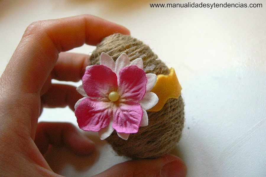 Huevo de Pascua decorado con flores