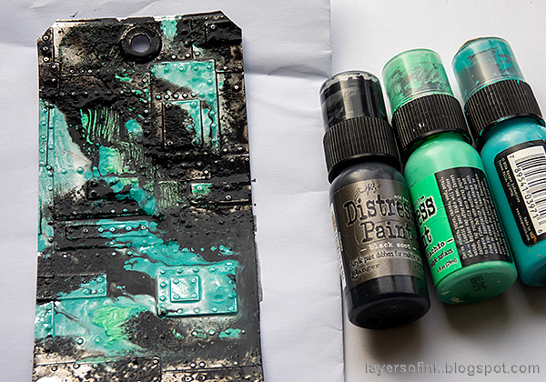 Layers of ink - Steampunk Bird Tutorial by Anna-Karin Evaldsson. Paint the metallic tag with acrylic paint.