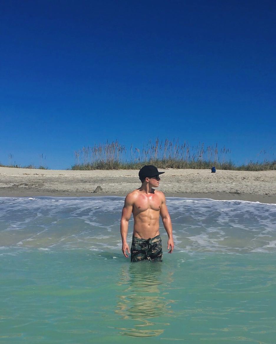 sexy-summer-beach-guy-shirtless-body-baseball-cap