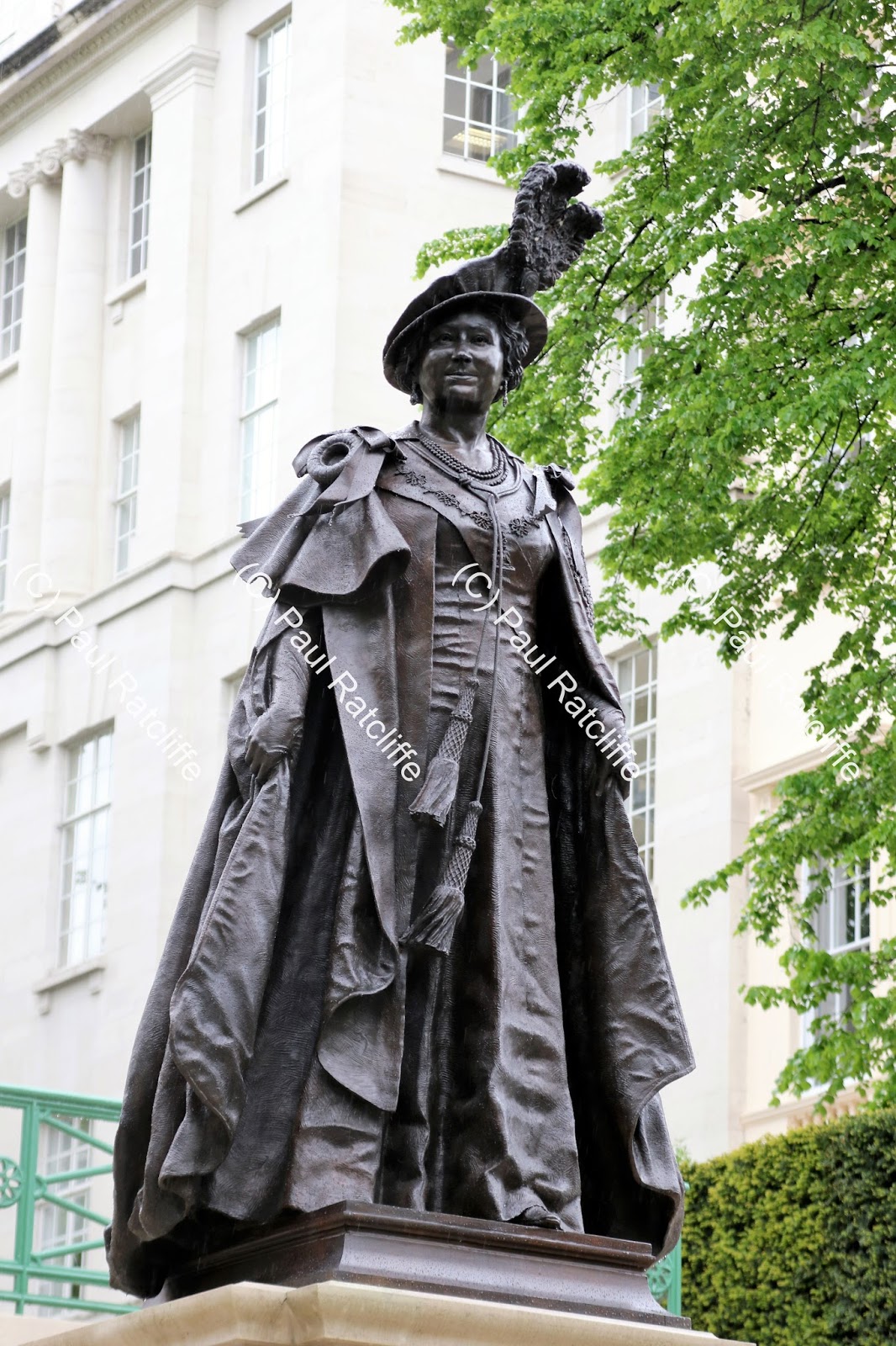 Royal Photography by Paul Ratcliffe King VI & Queen Mother Statue's, The Mall, London