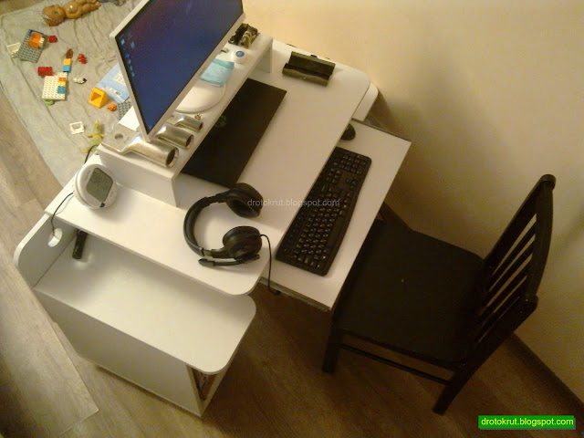 Компьютерный стол с ноутбуком, внешними монитором, клавиатурой и мышкой