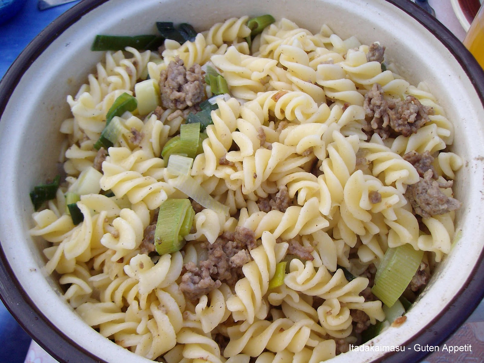 Itadakimasu - Guten Appetit: Warmer Nudel-Hackfleisch-Salat