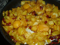 Huevos Rotos con Chorizo-añadiendo los huevos