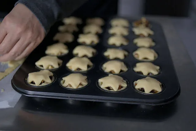 Cover the mince pies with star shaped pastry.