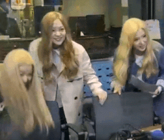 뒷정리 전문 아이돌 아이린.GIF