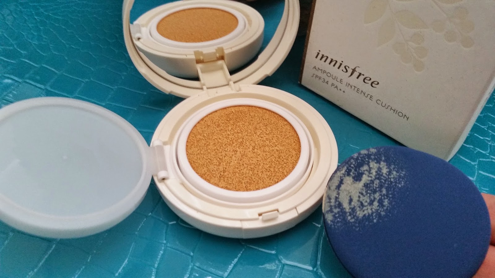 Ampoule Intense Cushion on the puff
