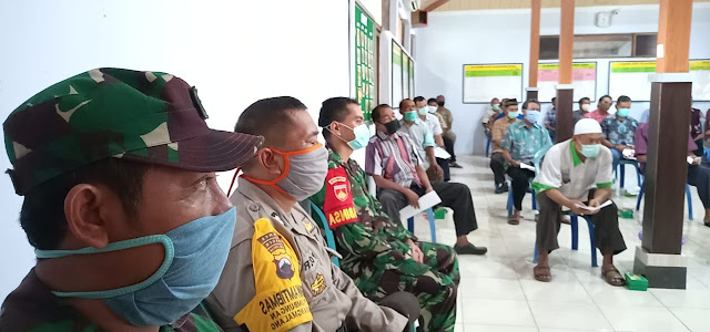 Babinsa Pantau Sosialisasi Cegah Virus Covid-19 Di Aula Kelurahan Plumbungan