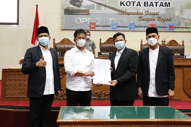 Walikota Bersama Pimpinan DPRD Batam Menandatangani Ranperda APBD Kota Batam TA 2022