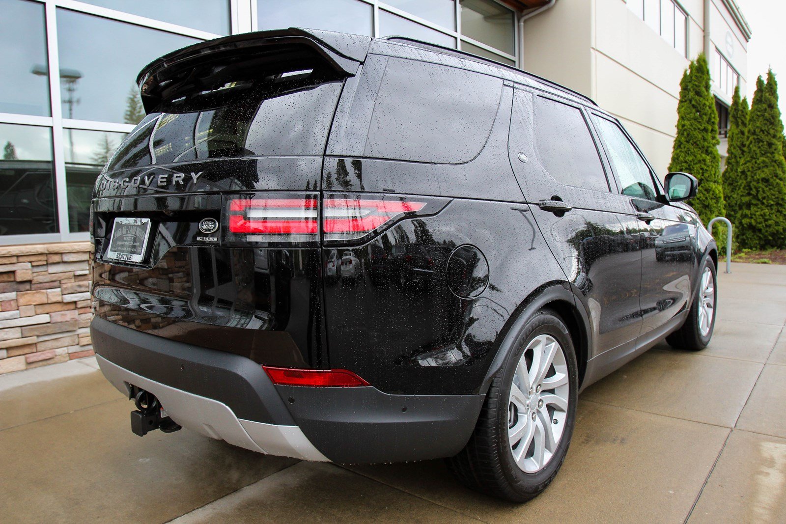 Land Rover Discovery nhập khẩu 7 chỗ máy xăng màu đen