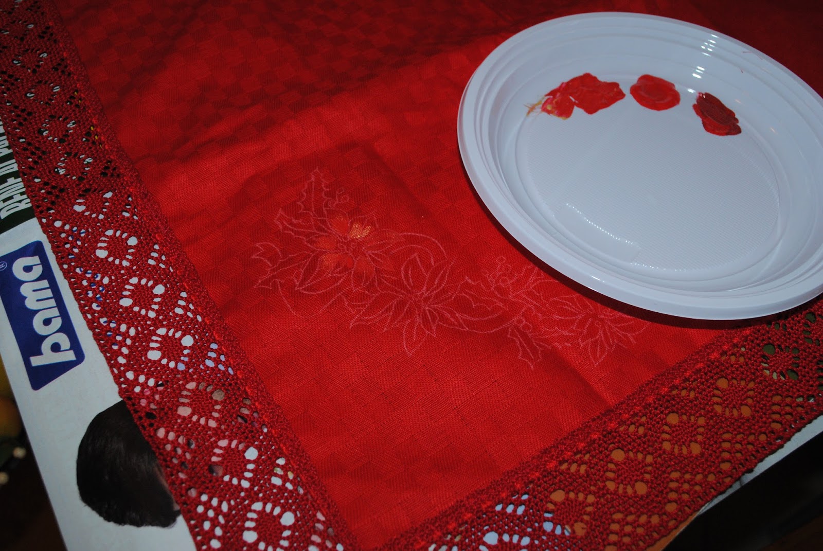 Tra alcune prove e intuizioni ho stravolto alcuni colori per far risaltare il disegno sulla stoffa