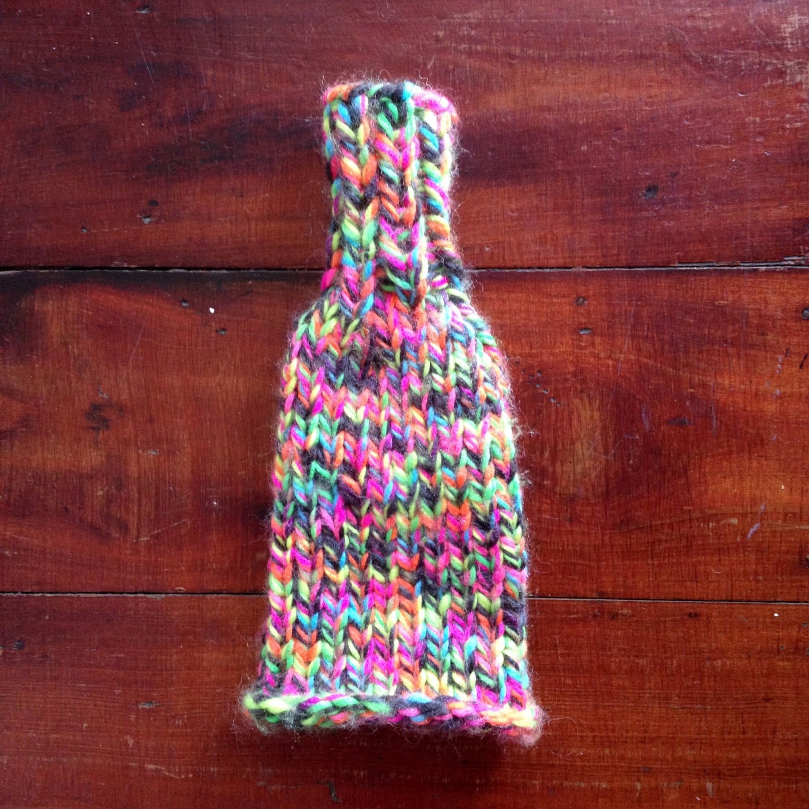 Blue Jacaranda by Linda Robertus: Wine bottle cover - knitting pattern