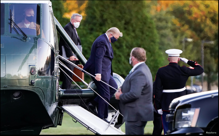 El presidente Donald Trump desciende del helicóptero oficial, el Marine One, a su llegada al hospital militar Walter Reed el 2 de octubre de 2020 / REUTERS