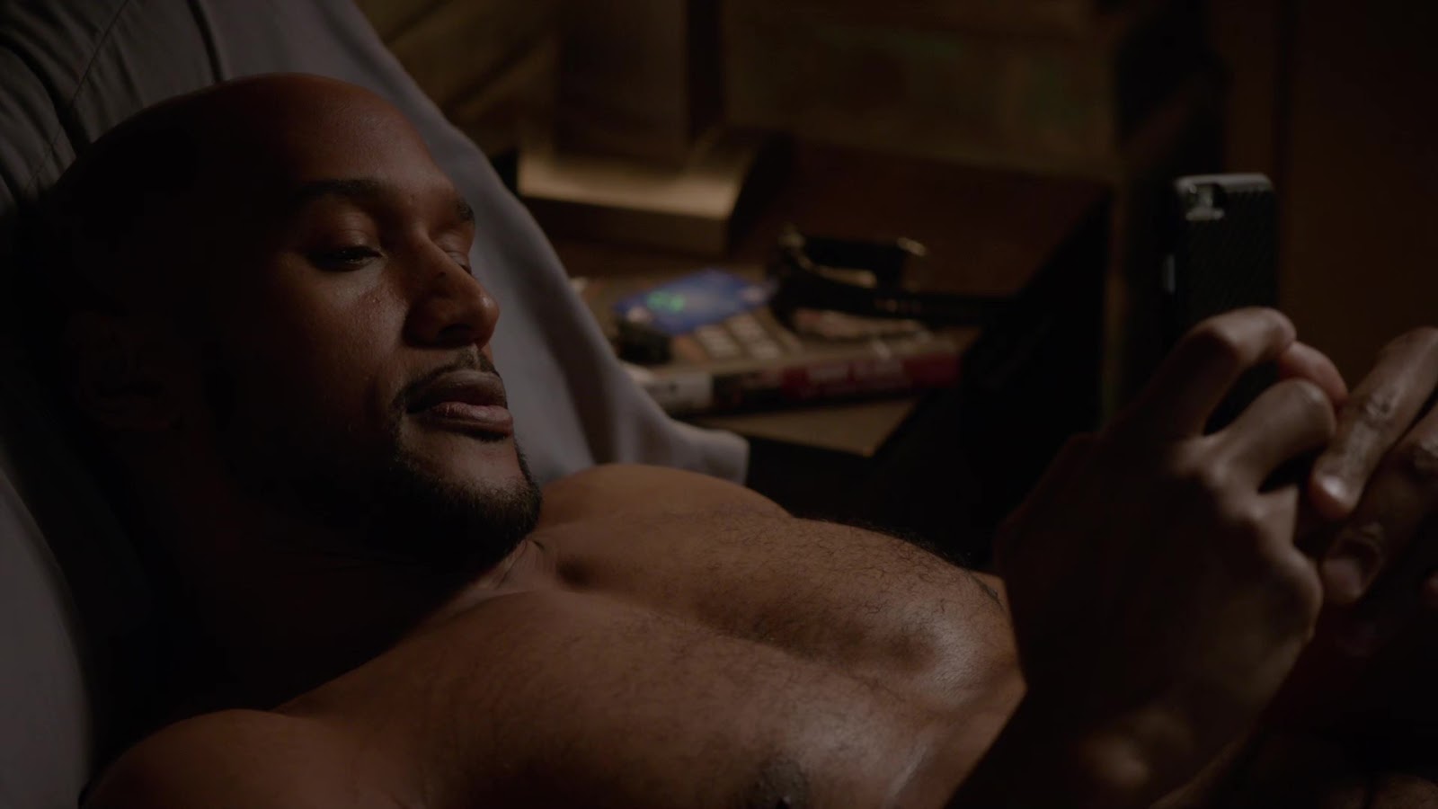 Henry Simmons shirtless in Agents Of S.H.I.E.L.D. 4-11 "Wake Up" ...