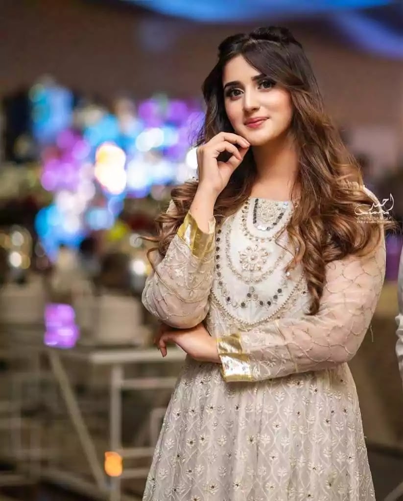 Alishba Anjum Latest Beautiful Pictures From Her Instagram