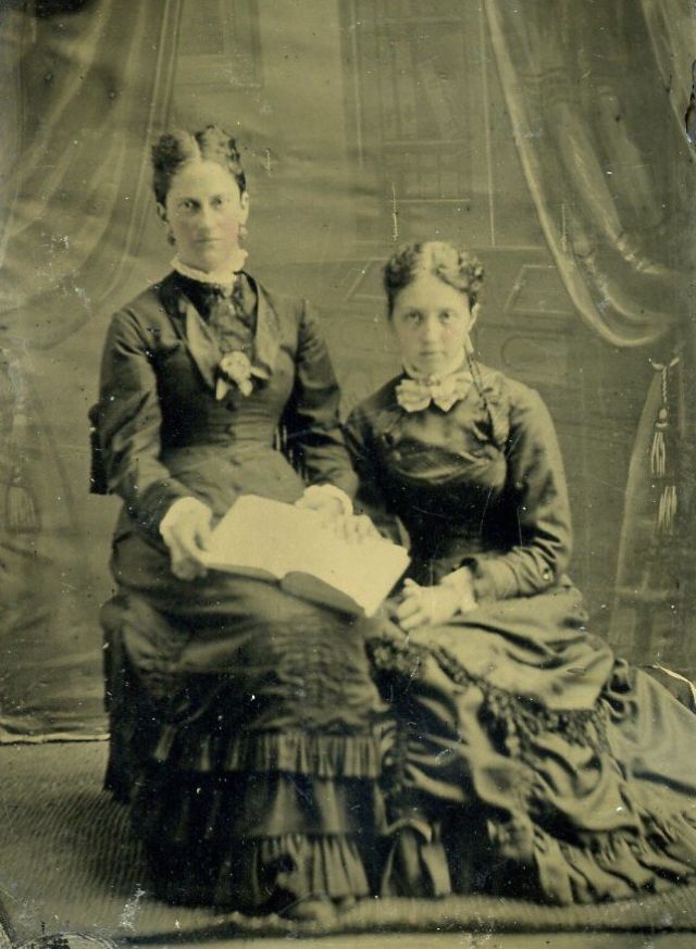 Victorian Readers 40 Amazing Pics of People Posing With Books in the