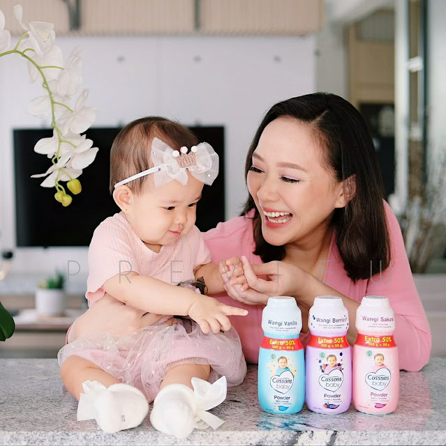 Yunita Christiani dan Ariela Menggunakan Cusson Baby Powder Moodscent