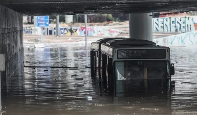 Μπανγκλαντές η Αθηνά και κανείς τους δεν παραιτείται Μπανγκλαντές η Αθηνά και κανείς τους δεν παραιτείται