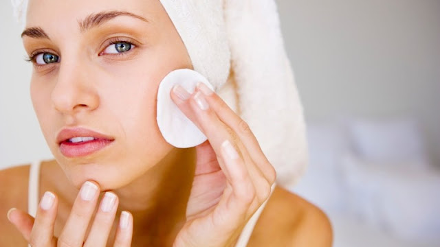 Фото: Очищение кожи лица перед нанесением макияжа