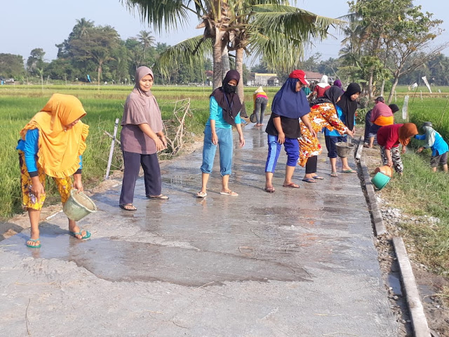 PKK RW 25 Turun Kejalan Siram Hasil Betonisasi TMMD Kodim Klaten