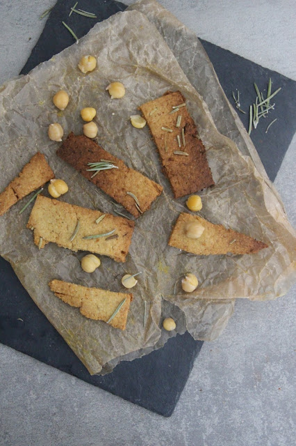 Cuillère et saladier : Houmous crackers au romarin