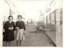 Juliana Benítez Rufo y Ángeles Bautista Rodríguez. Calle Alcoba (Circa 1980)