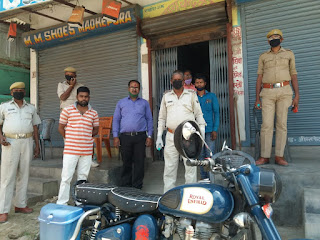 मधेपुरा: कोरोना वायरस से बचाव के लिए शहर के विभिन्न चौक चौराहे पर सैनिटाइजर का छिड़काव किया गया। मधेपुरा: कोरोना वायरस से बचाव के लिए शहर के विभिन्न चौक चौराहे पर सैनिटाइजर का छिड़काव किया गया।
