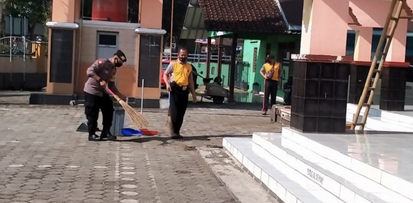 Jelang Ramadhan, Polsek Kalimanah Kerja Bakti Bersihkan Masjid
