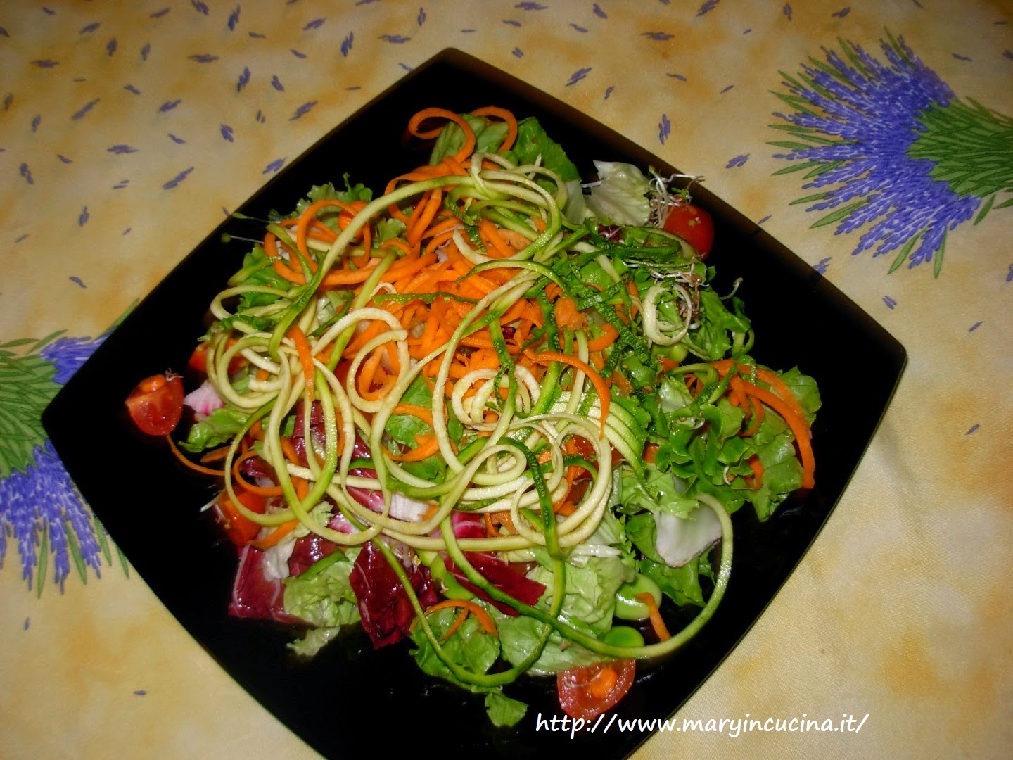 insalatona con spaghetti di zucchine e carote