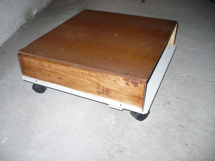 Mesa auxiliar con ruedas con piezas recicladas.