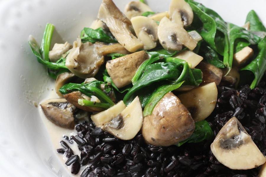 Sekundentakt: Pilze mit Spinat und schwarzem Reis