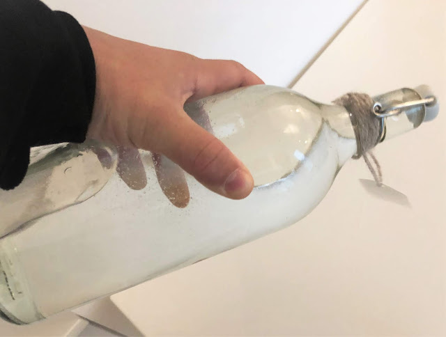 Sekoitellaan kääntelemällä pulloa ylösalas Sekoitellaan kääntelemällä pulloa ylösalas