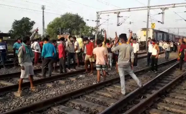 Migrants Out On Tracks As Trains Run Late By 10 Hours With No Food, Water, News, Trending, Train, Allegation, Passengers, Food, Drinking Water, Video, National