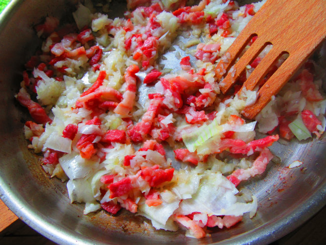 Pečeni brancin sa slaninom i rajčicom 2 korak pripreme Roasted sea bass with bacon and tomatoes by Laka kuharica: Add bacon, stir, and sauté