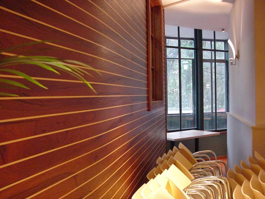 Habillage Mural Bois Ancien : Modern paneling, teak with maple stripes, arched, for a restaurant : Habillage Mural Bois Ancien : Modern paneling, teak with maple stripes, arched, for a restaurant :